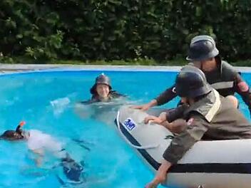 In ihrer Cold Water Challenge retten die Hiltpoltsteiner Feuerwehrler eine Frau aus dem Pool. Auf Youtube dokumentieren sie ihren Spaß. Fotos: privat