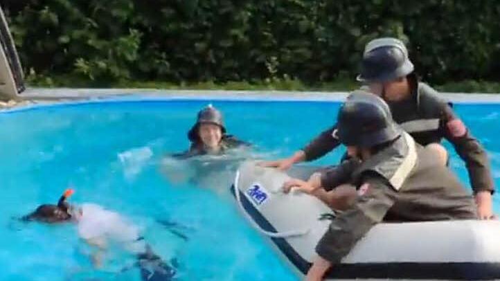 In ihrer Cold Water Challenge retten die Hiltpoltsteiner Feuerwehrler eine Frau aus dem Pool. Auf Youtube dokumentieren sie ihren Spaß. Fotos: privat