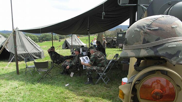 Lagerleben von Freunden historischer US-Militärausrüstungen: Auch die Beine werden army-typisch hochgelegt. Rechtes Bild: Immer wieder wird vor Blindgängern gewarnt.