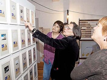 Mia Hochrein (Mitte) erklärt Arbeiten ihrer Kollegin Christiane Schmidt bei der Vernissage der Ausstellung "Island between us" im Heimatspielhaus in Münnerstadt. Foto: Oliver Schikora