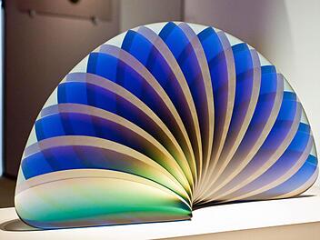 László Lukácsi: "Jewel". Für diese Arbeit erhielt der 1961 geborene Künstler aus Ungarn den erstmals vergebenen Publikumspreis des Coburger Glaspreises. Foto: Jochen Berger