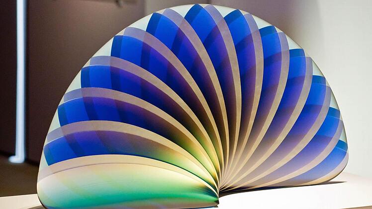 László Lukácsi: "Jewel". Für diese Arbeit erhielt der 1961 geborene Künstler aus Ungarn den erstmals vergebenen Publikumspreis des Coburger Glaspreises. Foto: Jochen Berger