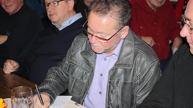 Robert Beyer notiert die Anregungen. Foto: Sonja Werner