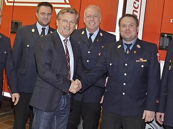Von links Christian Rebhan, 1. Kommandant André Friedrich, Bürgermeister Rainer Detsch, Michael Müller, Daniel Wachter, KBI Harald Schnappauf Foto: K.- H. Hofmann