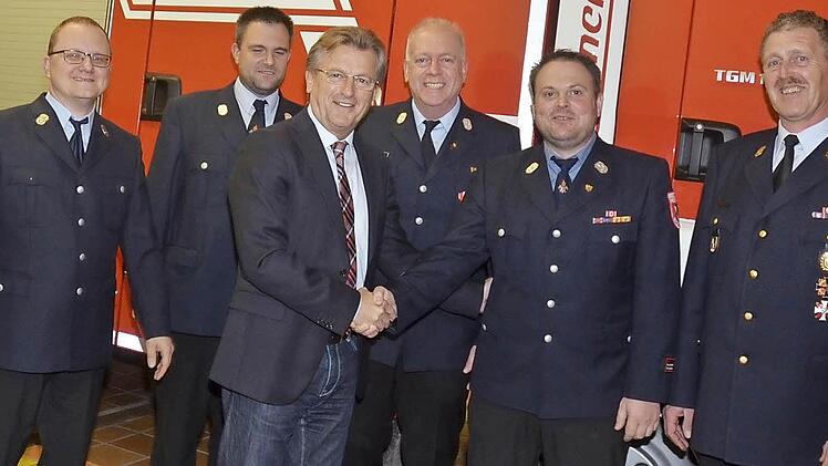 Von links Christian Rebhan, 1. Kommandant André Friedrich, Bürgermeister Rainer Detsch, Michael Müller, Daniel Wachter, KBI Harald Schnappauf Foto: K.- H. Hofmann