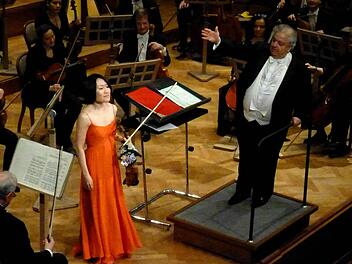 Dirigent Lior Shambadal und Zhi-Jong Wang, die Solistin an der Violine, beim Neujahrskonzert im Regentenbau.  Fotos: Ahnert