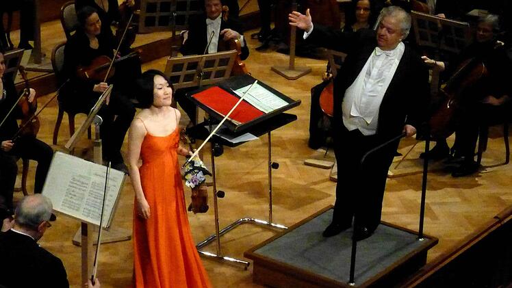 Dirigent Lior Shambadal und Zhi-Jong Wang, die Solistin an der Violine, beim Neujahrskonzert im Regentenbau.  Fotos: Ahnert