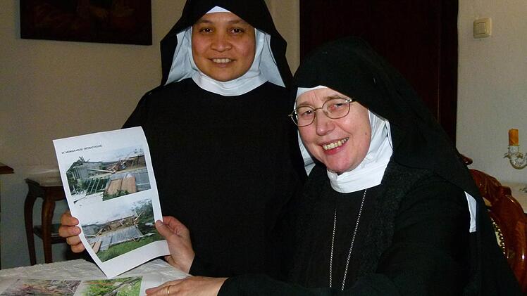 Schwester Trinitas Guevarra (links) und Äbtissin Mechthild Thürmer bitten um Hilfe für das Schwesterkloster in Mindoro. Foto: Marion Krüger-Hundrup