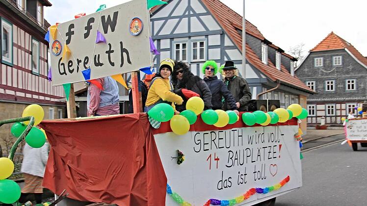 Ihre Freude über 14 neue Bauplätze brachte die Feuerwehr Gereuth zum Ausdruck.  Foto: Helmut Will