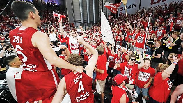 Partystimmung auf der S&uuml;d-Trib&uuml;ne: Die Mannschaft und die Fans, die auch alles gegeben haben, lassen ihrer Freude freien Lauf. Fotos: Daniel L&ouml;b