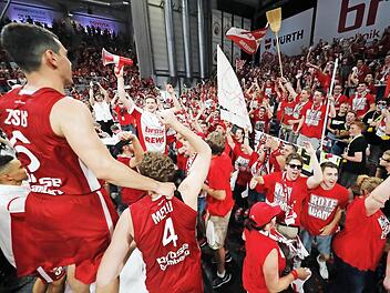 Partystimmung auf der Süd-Tribüne: Die Mannschaft und die Fans, die auch alles gegeben haben, lassen ihrer Freude freien Lauf. Fotos: Daniel Löb