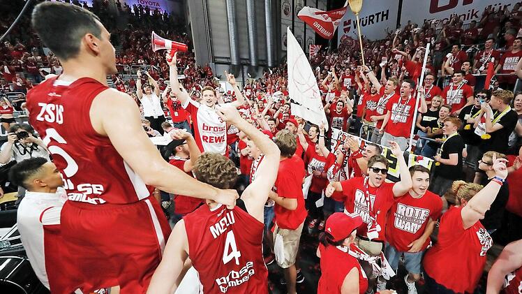 Partystimmung auf der Süd-Tribüne: Die Mannschaft und die Fans, die auch alles gegeben haben, lassen ihrer Freude freien Lauf. Fotos: Daniel Löb