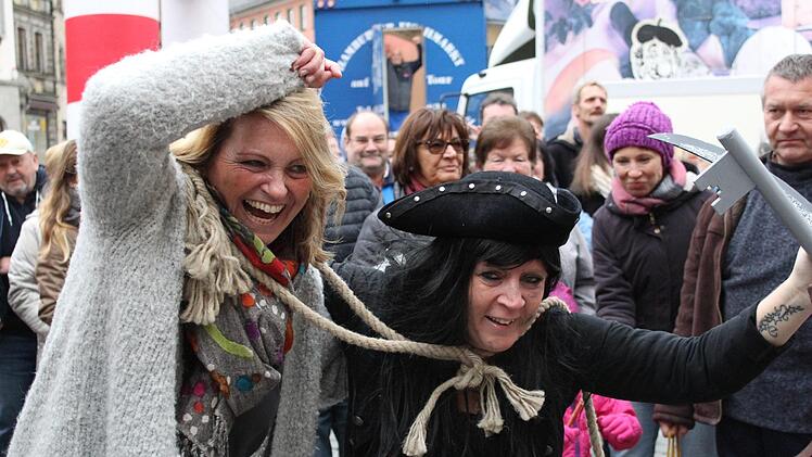 Die "Maapiraten" stürmten am 11.11. um 11.11 Uhr das Lichtenfelser Rathaus - und legten Sabine Rießner ans Seil. Fotos: Markus Häggberg