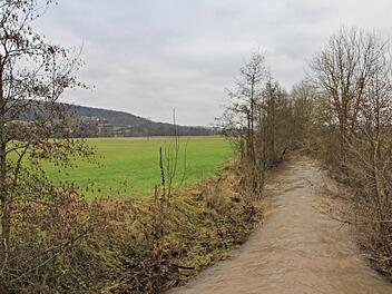 Die Baunach - das Foto zeigt den Bach an der Brücke zwischen Ebern und Sandhof in Richtung Rentweinsdorf - soll zwischen Eyrichshof-Specke und Rentweinsdorf renaturiert werden und nicht mehr so gerade dahinfließen wie in diesem Teilbereich.Helmut Will