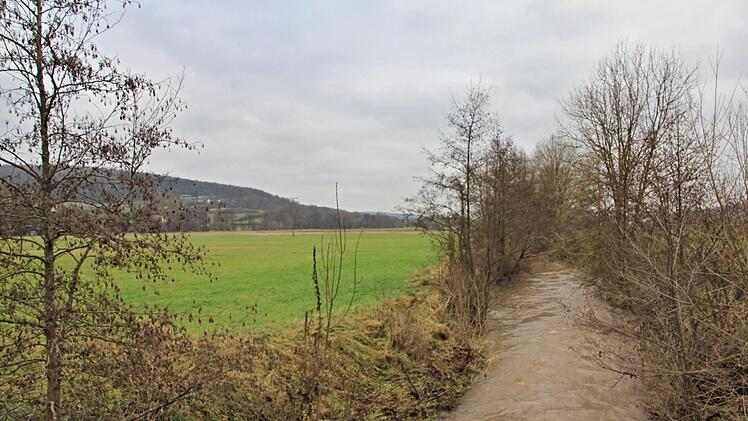 Die Baunach - das Foto zeigt den Bach an der Brücke zwischen Ebern und Sandhof in Richtung Rentweinsdorf - soll zwischen Eyrichshof-Specke und Rentweinsdorf renaturiert werden und nicht mehr so gerade dahinfließen wie in diesem Teilbereich.Helmut Will