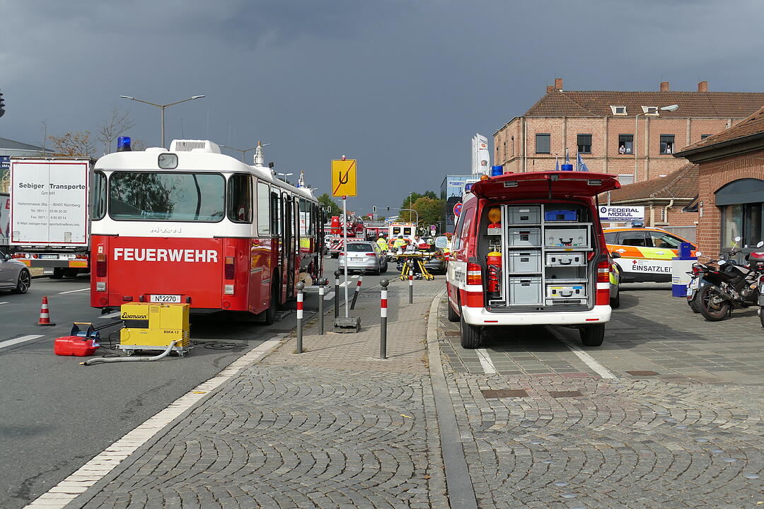 Rauchsäule über Nürnberg – Dachstuhl von Autozulieferer brennt, 500 Mitarbeiter evakuiert