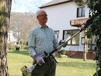 Roland Kreuzer vom Hotel Zur Mühle vertreibt sich die Zeit draußen. Gartenarbeit und kleinere Reparaturen erledigt er gern selbst. Foto: Ulrike Müller