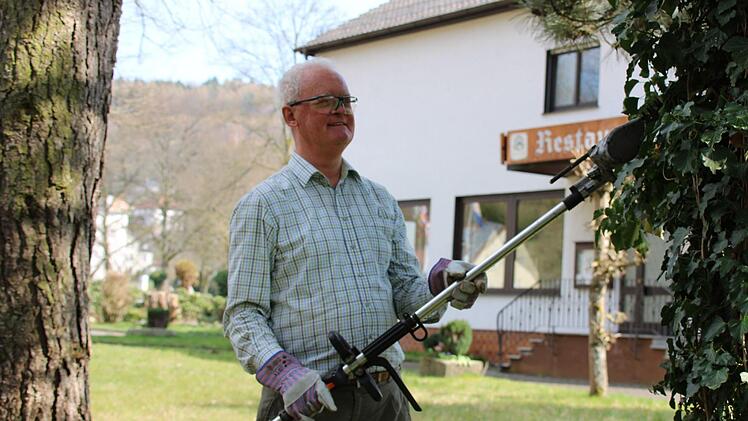 Roland Kreuzer vom Hotel Zur Mühle vertreibt sich die Zeit draußen. Gartenarbeit und kleinere Reparaturen erledigt er gern selbst. Foto: Ulrike Müller