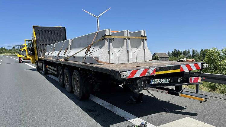 Transporter und Lastwagen kollidieren: Zwei Personen schwerst verletzt