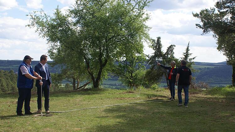 Ralf Deinlein und Heinz-Walther Scherf drehen eine Wasserleitung auf, um das Clubhaus offiziell einzuweihen. Foto: Milena Meder
