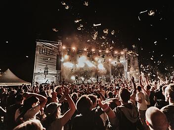 Unter anderem wird die Band "Swiss + Die Andern" in diesem Jahr beim Lutzi-Festival auftreten, das  bis 25. Juni in Rottershausen stattfindet. Die Gruppe polarisiert enorm.