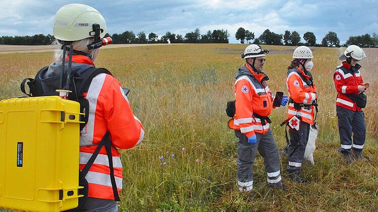 Eingebunden in die Vorstellung war die Rettungshundestaffel Rhön-Grabfeld. Sie war ausgerüstet mit einem speziellen Tornister, der als Sender und Empfänger der Daten funktionierte und einem kleinen Bildschirm am Arm.