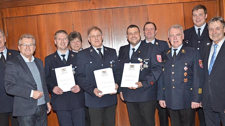 &Uuml;ber die Verleihung der staatlichen Ehrenzeichen in Silber und Gold des Freistaates Bayern freuten sich (von links) KBI Harald Schnappauf, B&uuml;rgermeister Rainer Detsch, Peter Beetz, Kommandant Georg Gremer, Heinrich Hannweber, Bastian F&ouml;rtsch, KBM ...