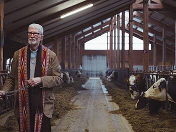 Pater J&ouml;rg M&uuml;ller besucht einen Bauernhof: Dort soll angeblich ein Fluch auf den erkrankten Tieren lasten.