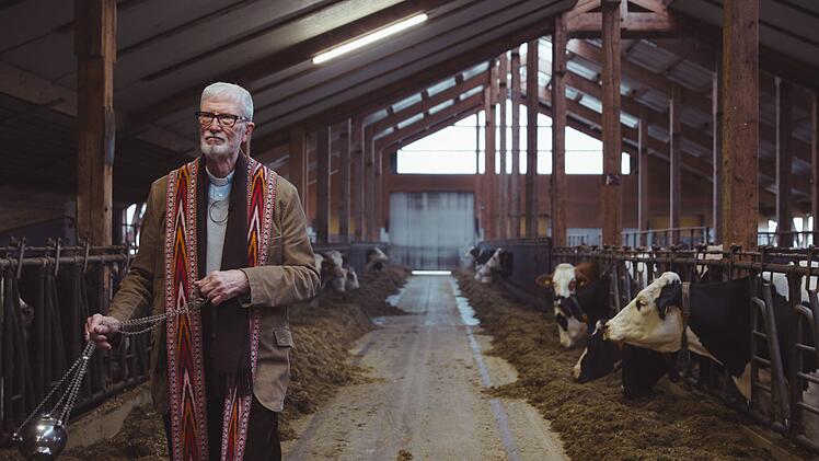 Pater J&ouml;rg M&uuml;ller besucht einen Bauernhof: Dort soll angeblich ein Fluch auf den erkrankten Tieren lasten.