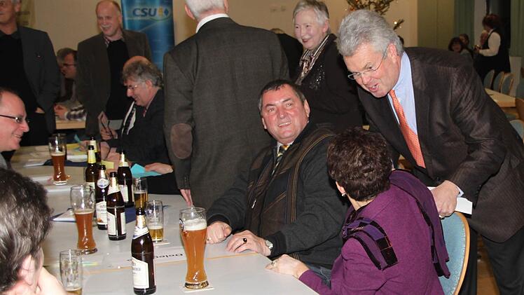 Gut gelaunt begrüßt MdL Ludwig von Lerchenfeld seine Landtagskollegin Gudrun Brendel-Fischer ...