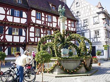 Der Forchheimer Osterbrunnen vor historischen FachwerkhäusernFoto: Löwisch