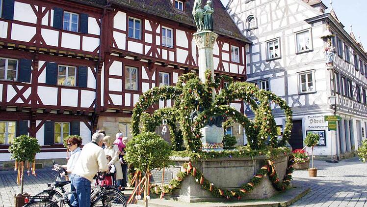 Der Forchheimer Osterbrunnen vor historischen FachwerkhäusernFoto: Löwisch