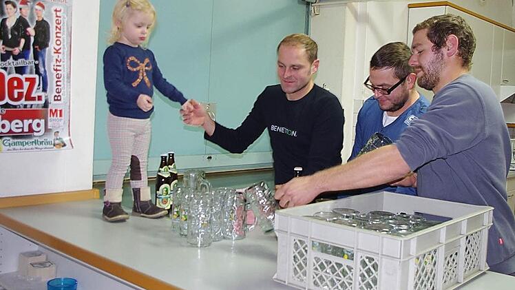 Die kleine Maja hofft mit ihrem Papa, "Oberschrubbe" Alexander Jakob, und dessen Stellvertreter, Dirk Gerber und Simon Kraus, auf viele Gäste beim "Fristlos"-Konzert.  Foto: Heike Schülein