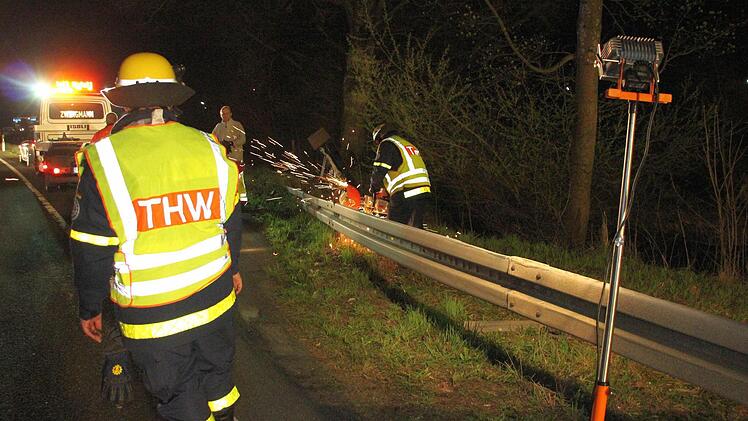 Die Männer des THW setzten eine Flex zum Abtrennen der Leitplanke ein.  Foto: Friedwald Schedel