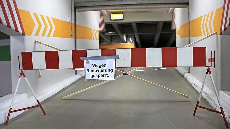 Die oberen Etagen des Parkhaus Zinkenwehr sind vorerst gesperrt. Foto: Fenna Kreuz