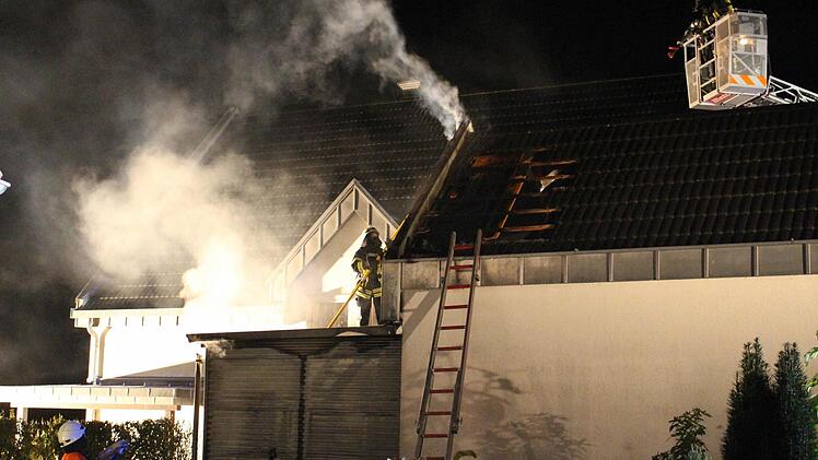 Den Dachstuhl der Garage konnte die Feuerwehr noch retten. Foto: Andreas Dorsch