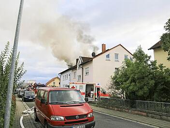 Großeinsatz im Wohngebiet. Unterm Dach der Doppelhaushälfte brannte es. Foto: News5/Ferdinand Merzbach