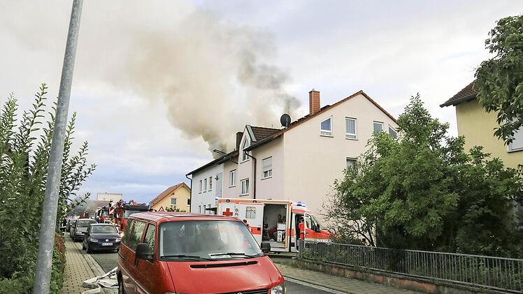 Großeinsatz im Wohngebiet. Unterm Dach der Doppelhaushälfte brannte es. Foto: News5/Ferdinand Merzbach