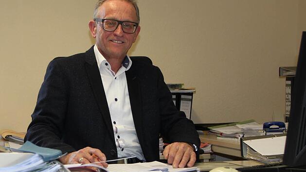 Auf dem Schreibtisch von Leo Romeis stapeln sich Akten - ob Rechnungen, F&ouml;rderantr&auml;ge oder der aktuelle Haushaltsplan. Foto: Ulrike M&uuml;ller