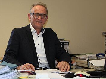 Auf dem Schreibtisch von Leo Romeis stapeln sich Akten - ob Rechnungen, Förderanträge oder der aktuelle Haushaltsplan. Foto: Ulrike Müller