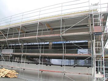 Die neue Turnhalle der Stadtsteinacher Schule nimmt zusehends Gestalt an - und das nicht nur von außen. Aktuell werkeln die ersten Firmen am Innenleben. Schon bei der nächsten Gemeinderatssitzung am heutigen Montag werden neue Aufträge vergeben.  Fotos: Sonny Adam