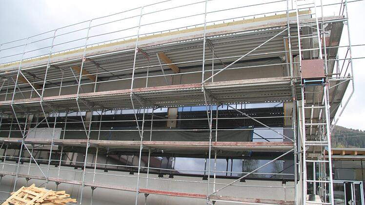 Die neue Turnhalle der Stadtsteinacher Schule nimmt zusehends Gestalt an - und das nicht nur von außen. Aktuell werkeln die ersten Firmen am Innenleben. Schon bei der nächsten Gemeinderatssitzung am heutigen Montag werden neue Aufträge vergeben.  Fotos: Sonny Adam