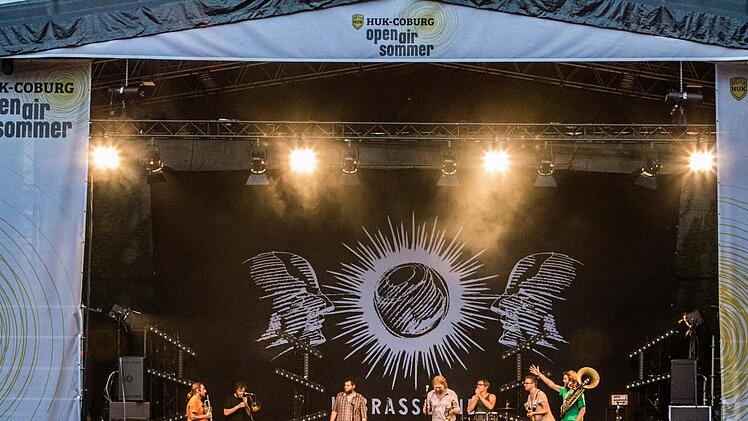 Krachledernes Outfit, mitreißend laute Beats: LaBrassBanda begeistert in Tambach . Foto: Jochen Berger