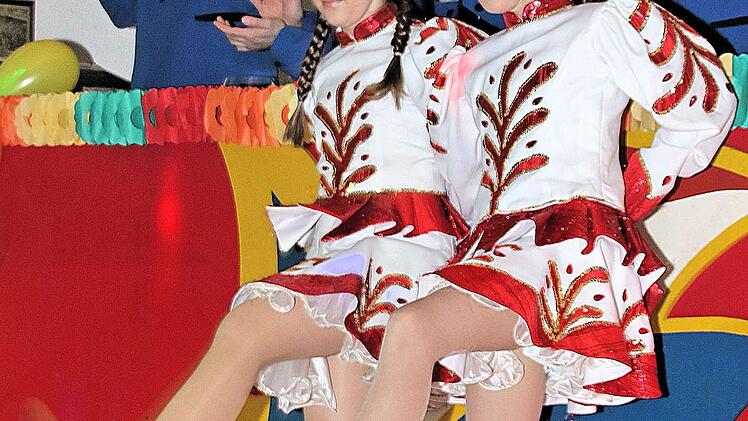 Die Tanzmariechen Lilli Weber und Julia Stanzel begeisterten bei der Faschingssitzung in Kleinwenkheim die Zuschauer. Foto: Dieter Britz