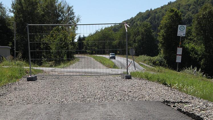 Am Schmidthof ist die Asphaltierung des Radwegs unterbrochen worden - vorerst.  Foto: Ulrike Müller