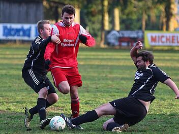 Die Gehülzer Johannes Löffler und Marcel Rodzinski (v.l., schwarze Trikots) wollen am Wochenende die Vorgabe ihres Trainers umsetzen und für den ersten Heimsieg in der Saison kämpfen, wie hier im Spiel gegen den Altenkunstadter Angreifer Tobias Natterer. Foto: Heinrich Weiß