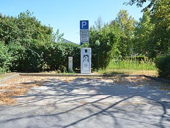 Die Ladesäule für E-Autos am Landratsamt ist gerade verwaist. Noch fahren wenige E-Autos in der Region und die werden von ihren Nutzern meistens zu Hause oder am Arbeitsplatz geladen.Rainer Lutz