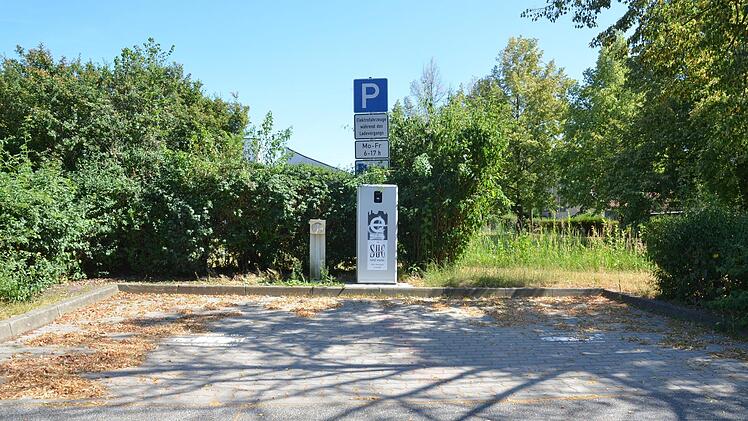 Die Ladesäule für E-Autos am Landratsamt ist gerade verwaist. Noch fahren wenige E-Autos in der Region und die werden von ihren Nutzern meistens zu Hause oder am Arbeitsplatz geladen.Rainer Lutz