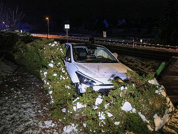 Fotoaufnahmen zeigen, wie stark die beteiligten Autos demoliert wurden: Durch den schweren Unfall in der Nacht auf Freitag wurden zwei Menschen verletzt. Foto: Merzbach/News5