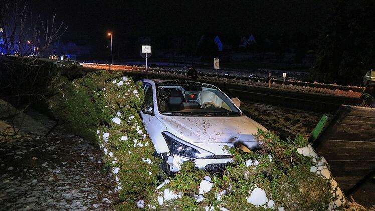 Fotoaufnahmen zeigen, wie stark die beteiligten Autos demoliert wurden: Durch den schweren Unfall in der Nacht auf Freitag wurden zwei Menschen verletzt. Foto: Merzbach/News5